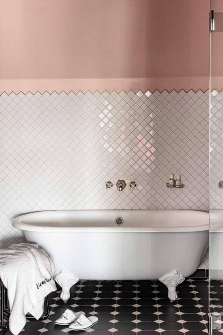 Freestanding bath