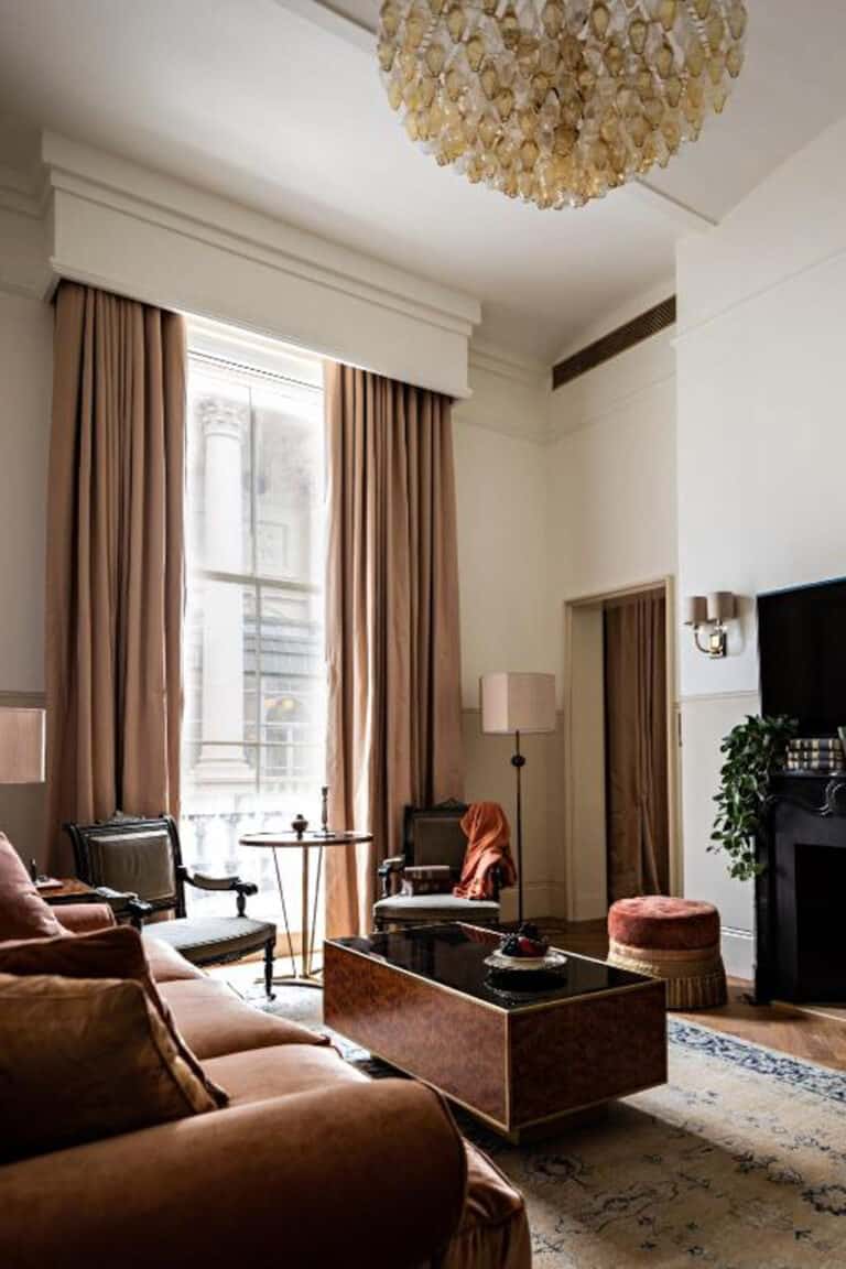 Lounge area in room