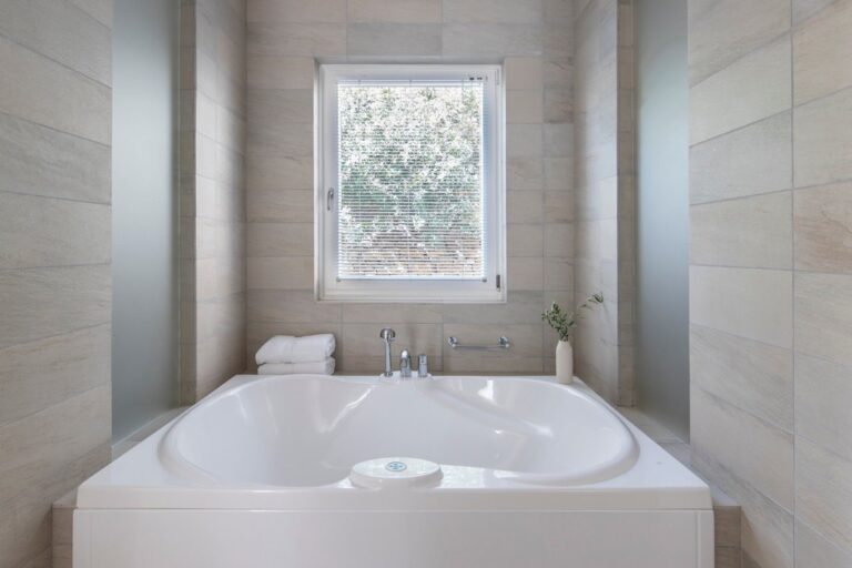Bathroom with a deep soaking tub at Elies Resorts, Vathi, Sifnos